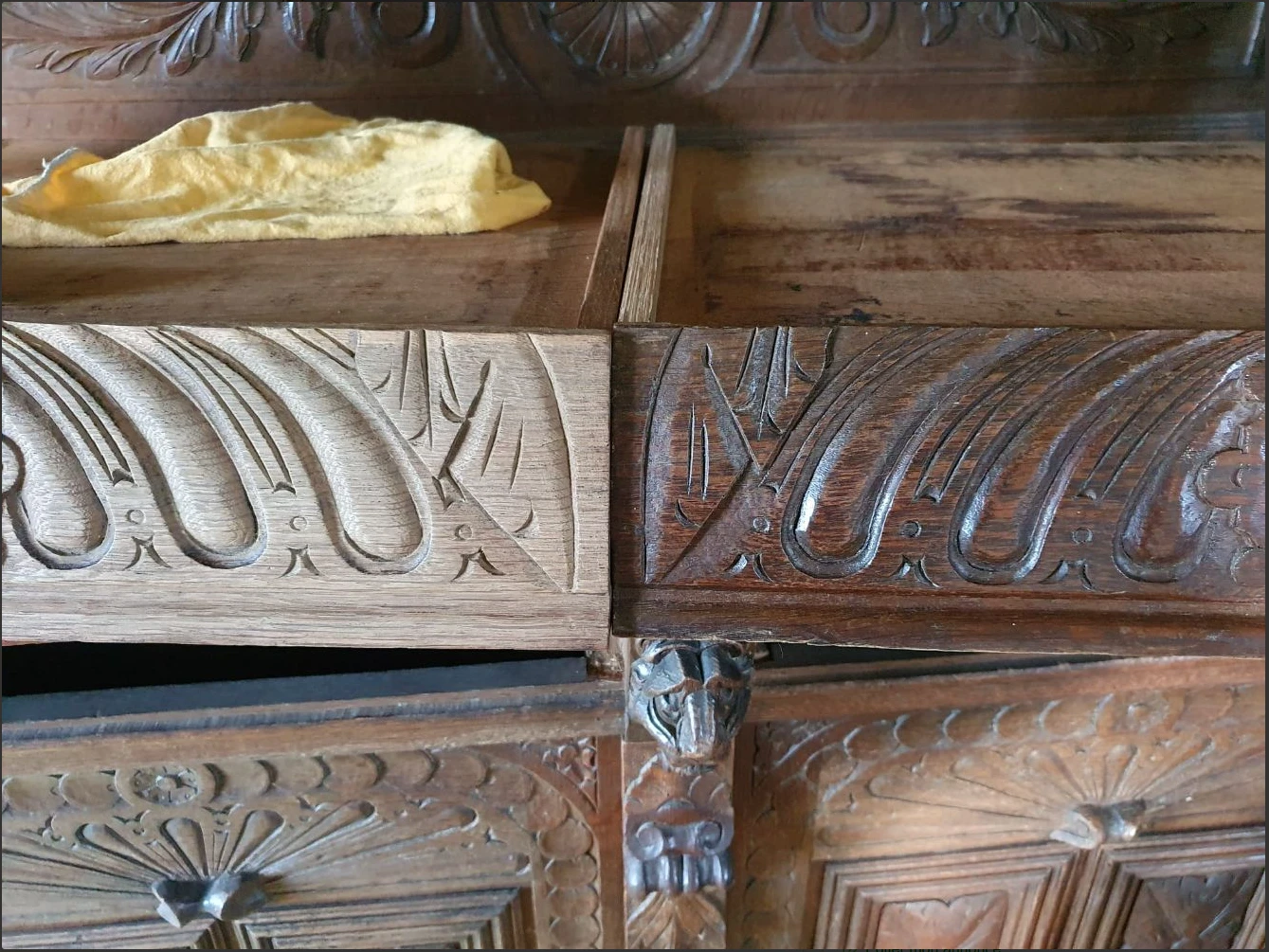 Buffet en chêne sculpté : tiroir de gauche décapé, tiroir de droite d'origine