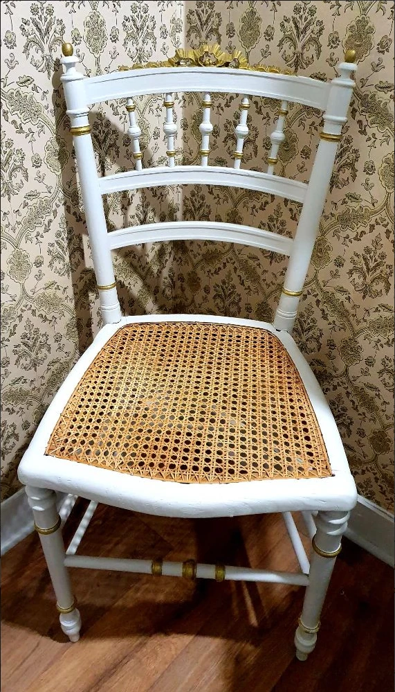 La même chaise peinte en blanc avec rehauts dorés