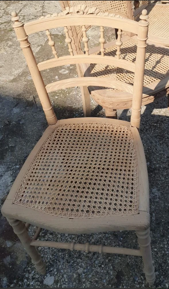 Chaise cannée à nœud sculpté, décapée, avant relooking