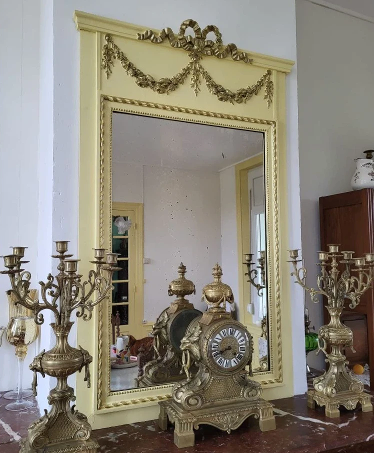 Trumeau de cheminée relooké en jaune pâle avec ornements dorés